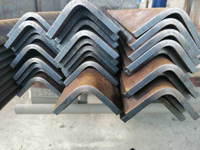 Уголок стальной гнутый