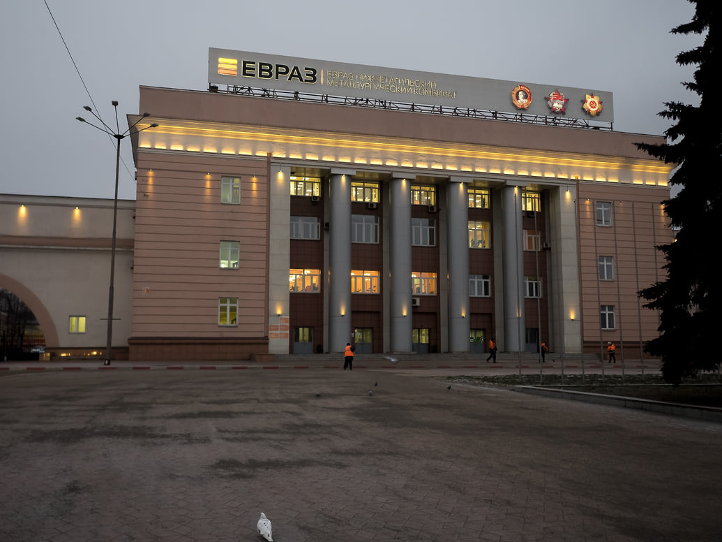 «Евраз» добывает акции