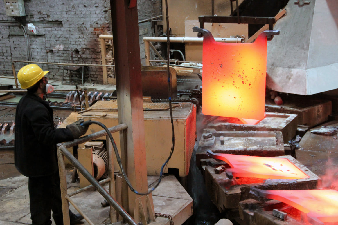 Медь колеблется на пиках