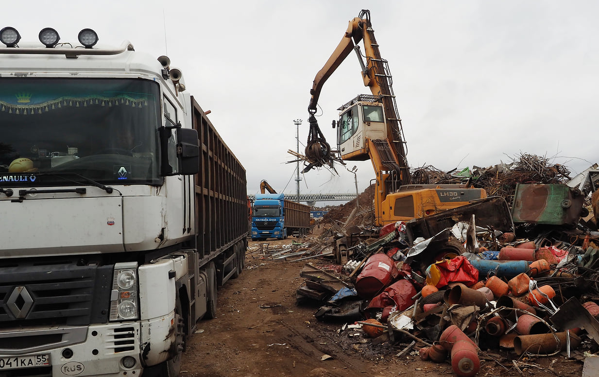 Заводы заломили спрос