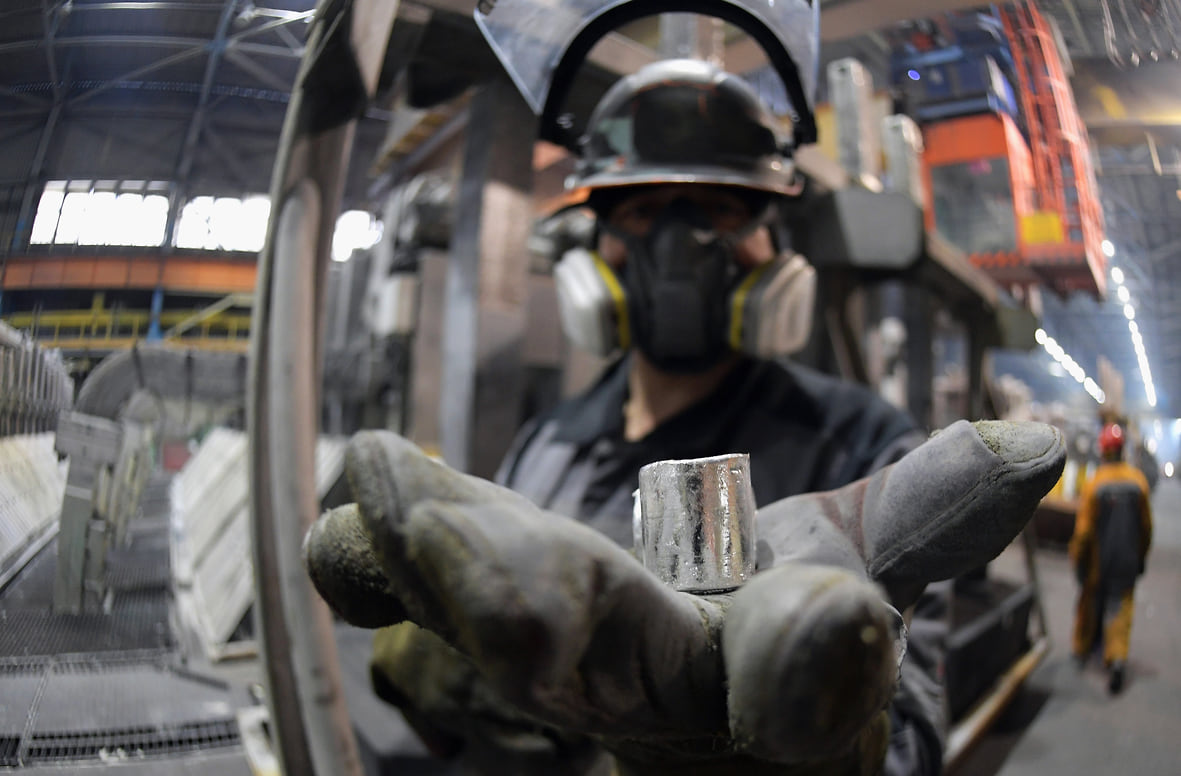 Песков: правительство обсуждает действия после санкций против металлургии